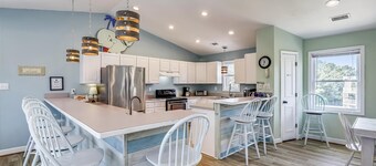 1325 - Whale of Fortune, Family Friendly 6 BD Home, Sleeps 19 w/ Game Room, & Pool!