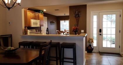 Walk to Lake Sumter Landing! Golf cart included!