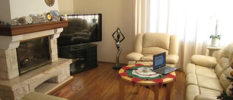 Televisie, een dvd-speler en een stereo