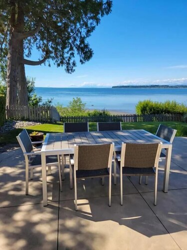 On the beach!! Oceanfront luxury - Incredible Views and Private Beach Access