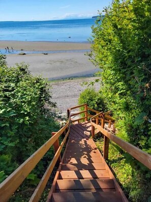 On the beach - On the beach!! Oceanfront luxury - Incredible Views and Private Beach Access (Blaine)