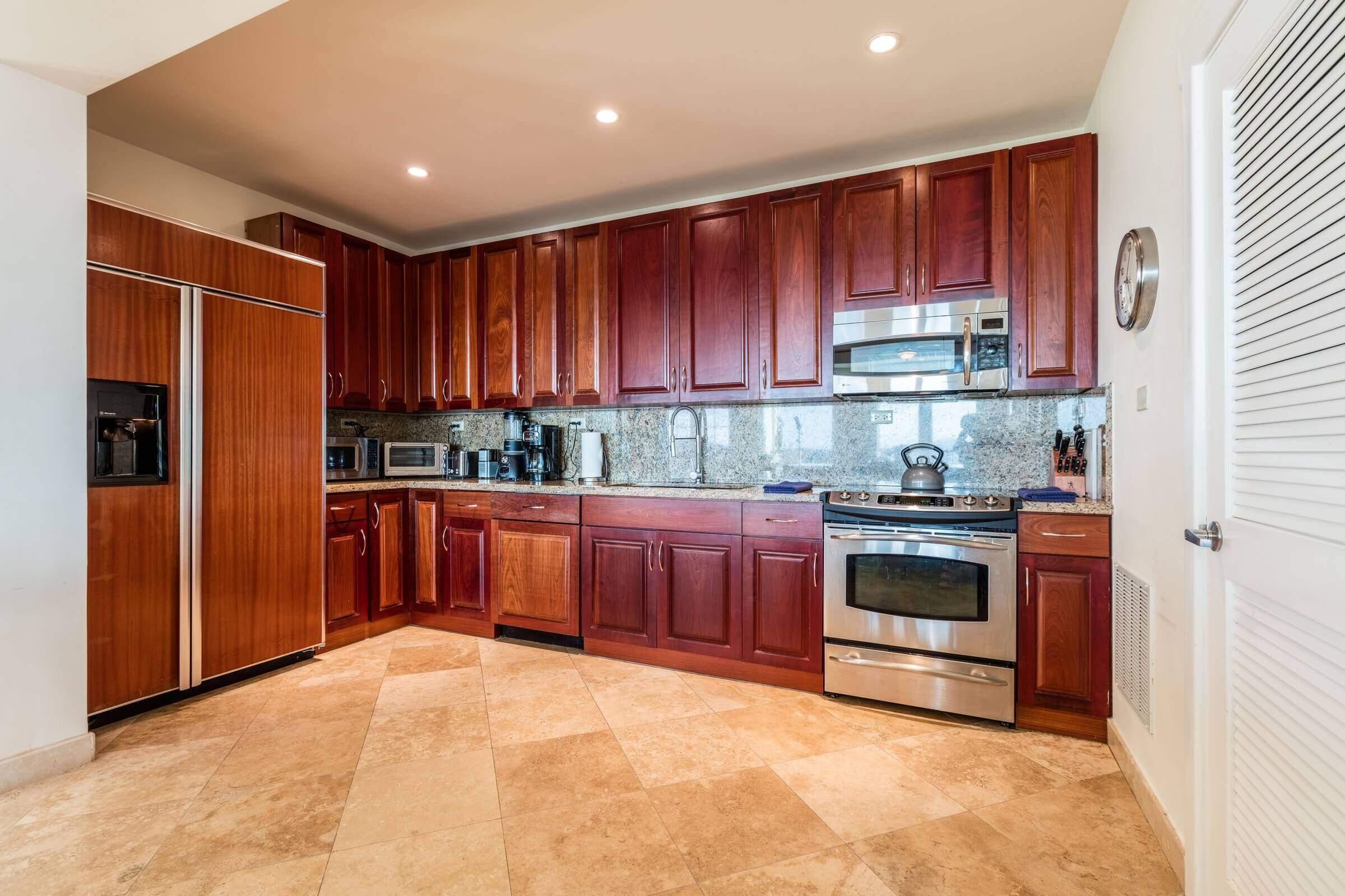 Kühlschrank, Mikrowelle, Herdplatte, Geschirrspüler