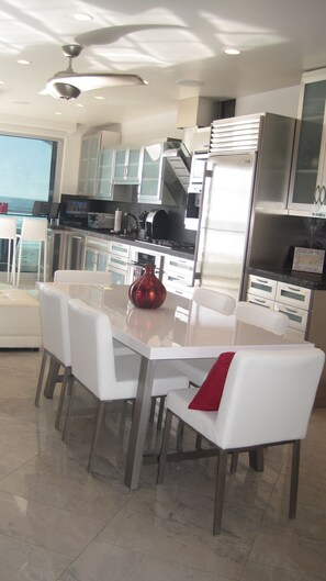 Fridge, microwave, oven, stovetop - Where Mission Beach Comes to Life.
Front Row to the Surf and Sun. (San Diego)