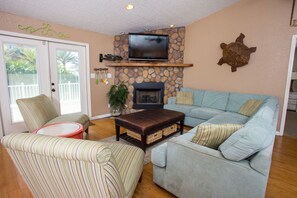 Smart-tv, dvd-afspiller, bordtennisbord, bøger