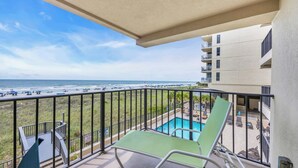 Ein Balkon mit Blick auf Strand und Pool.