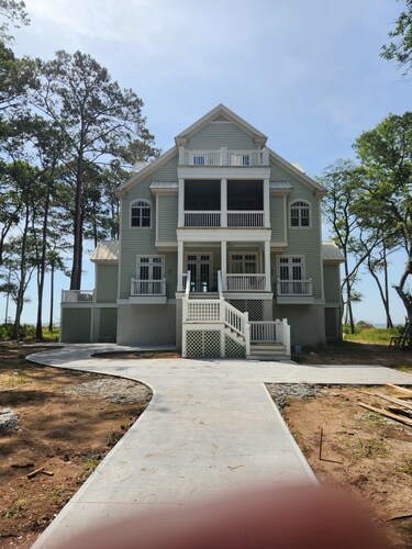 Enjoy an outstanding safe ocean rental on a sparsely populated island