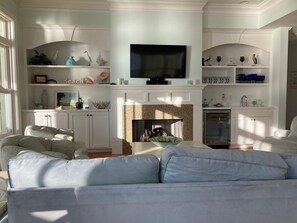 Smart TV, chimenea, reproductor de DVD y libros 