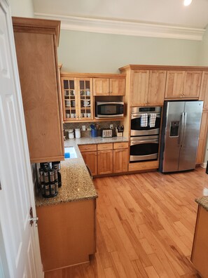 Jääkaappi, mikroaaltouuni, uuni, liesi