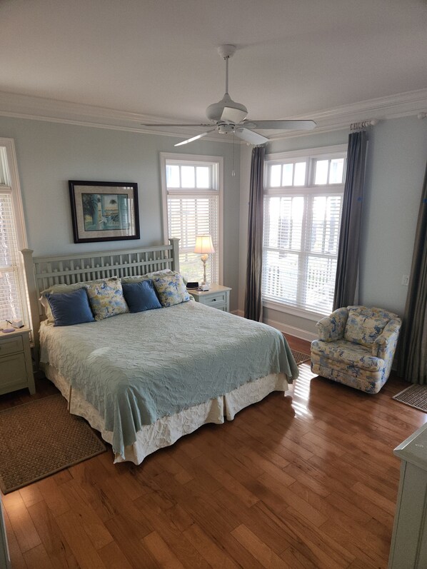 6 bedrooms, desk, iron/ironing board, travel cot