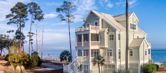 Enjoy an outstanding safe ocean rental on a sparsely populated island