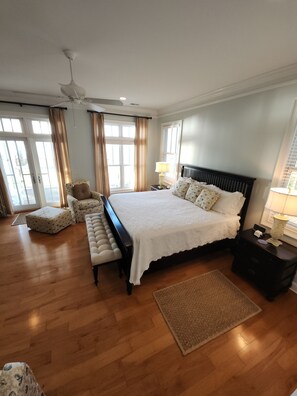 6 bedrooms, desk, iron/ironing board, travel crib