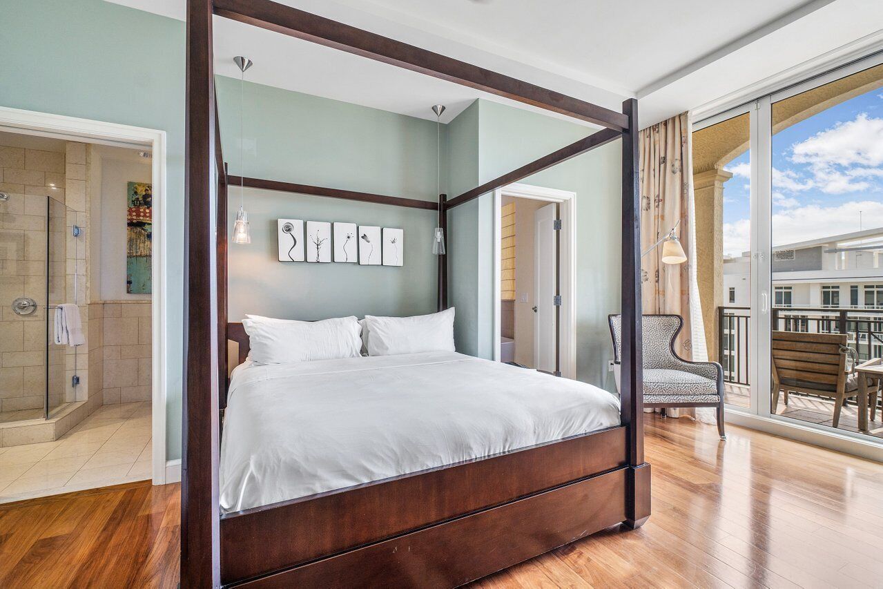 3 habitaciones, escritorio y tabla de planchar con plancha 