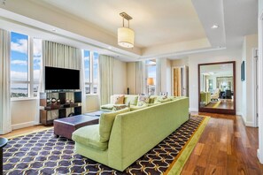 Smart TV, ping pong, offices, computer monitors - PRESIDENTIAL PENTHOUSE SUITE - 3 Bedroom/3 bathroom Ocean View (Riviera Beach)