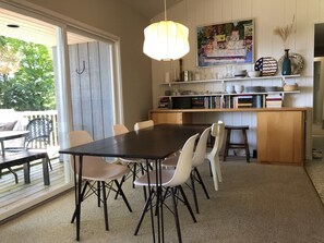 Dining - Good Hart Beach Cottage on 100' of Private Beach on Lake Michigan (Harbor Springs)