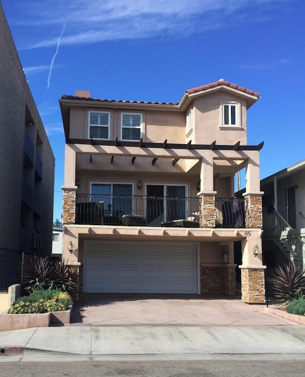 Exterior - Fantastic Location! 450ft from sand, and 2 blocks to HB Pier. (Hermosa Beach)