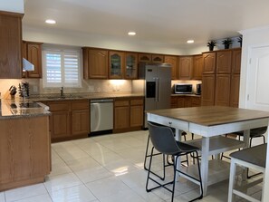 Dining - Fantastic Location! 450ft from sand, and 2 blocks to HB Pier. (Hermosa Beach)