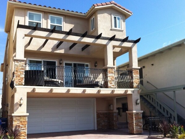 Exterior - Fantastic Location! 450ft from sand, and 2 blocks to HB Pier. (Hermosa Beach)