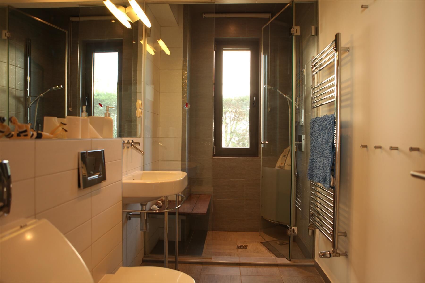Ensemble douche/baignoire, sèche-cheveux, serviettes fournies, savon