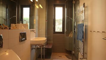 Ensemble douche/baignoire, sèche-cheveux, serviettes fournies, savon