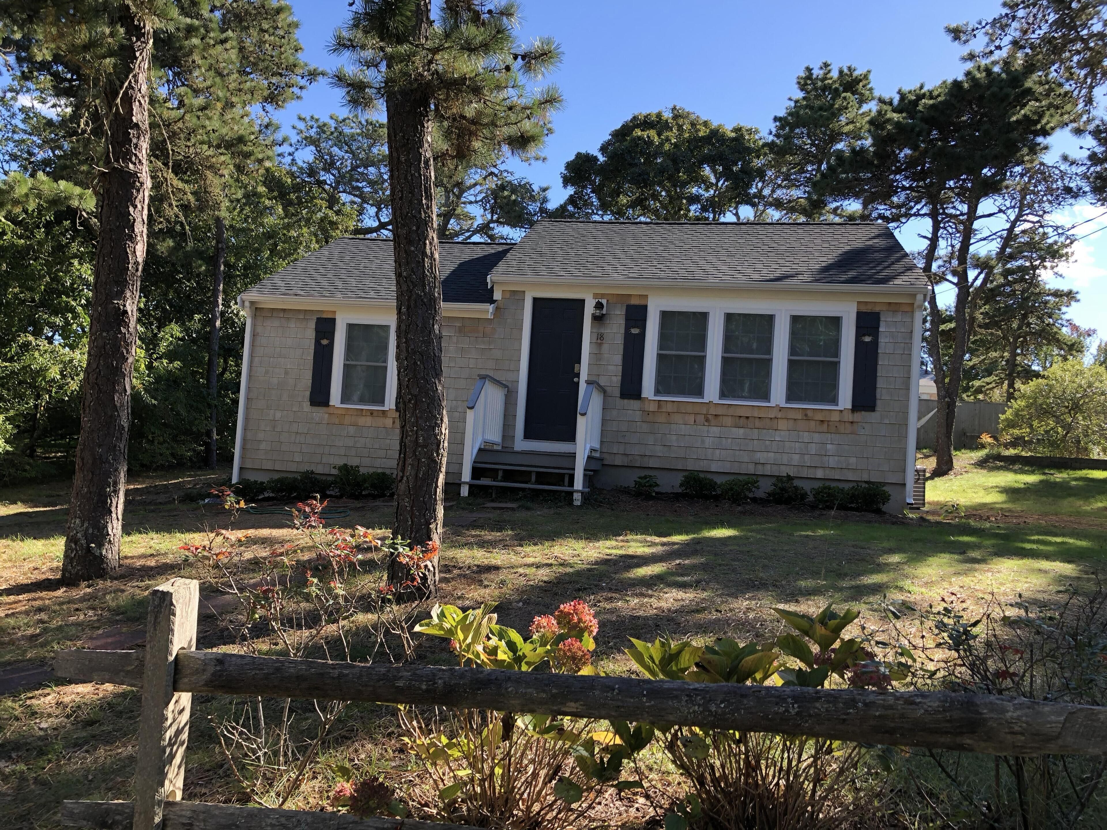 Cozy renovated classic Cape cottage a short walk to Forest Beach