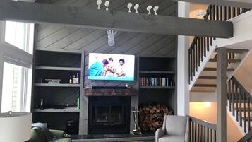 Smart TV, fireplace, books, stereo