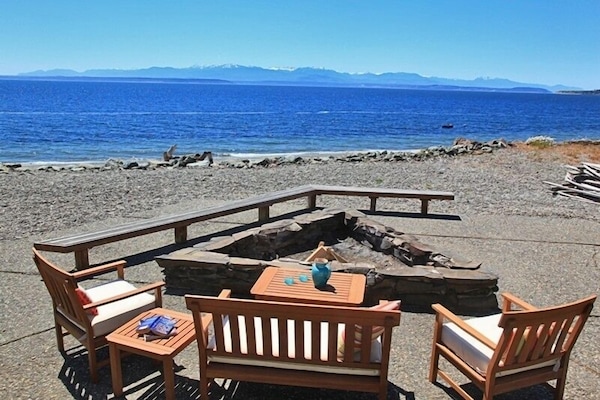 Upon entry your eyes will be drawn to the amazing water/mountain view and patio.