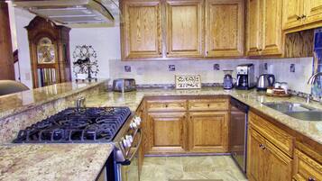 KĂŒhlschrank, Mikrowelle, Ofen, Herdplatte