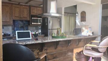 KĂŒhlschrank, Mikrowelle, Ofen, Herdplatte