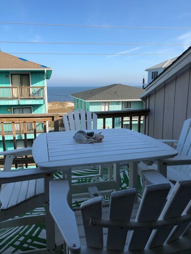 Ocean views, 2nd row w/ pool. Close to the Boardwalk. Fresh paint & appliances