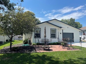 Outdoor dining - Comfy and Spacious home for your get away! Small town charm!! (Yutan)