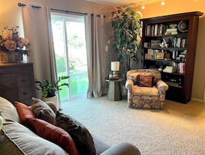 Smart TV, fireplace, DVD player, books - Comfy and Spacious home for your get away! Small town charm!! (Yutan)