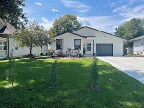 Exterior - Comfy and Spacious home for your get away! Small town charm!! (Yutan)