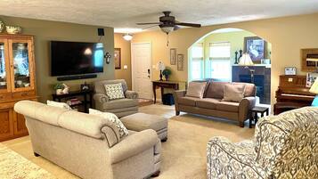 Älytelevisio, takka, DVD-soitin, kirjoja