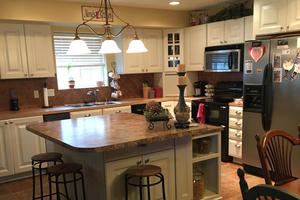 Spacious, Comfy home for Holiday or Vacation getaway—Small town charm!