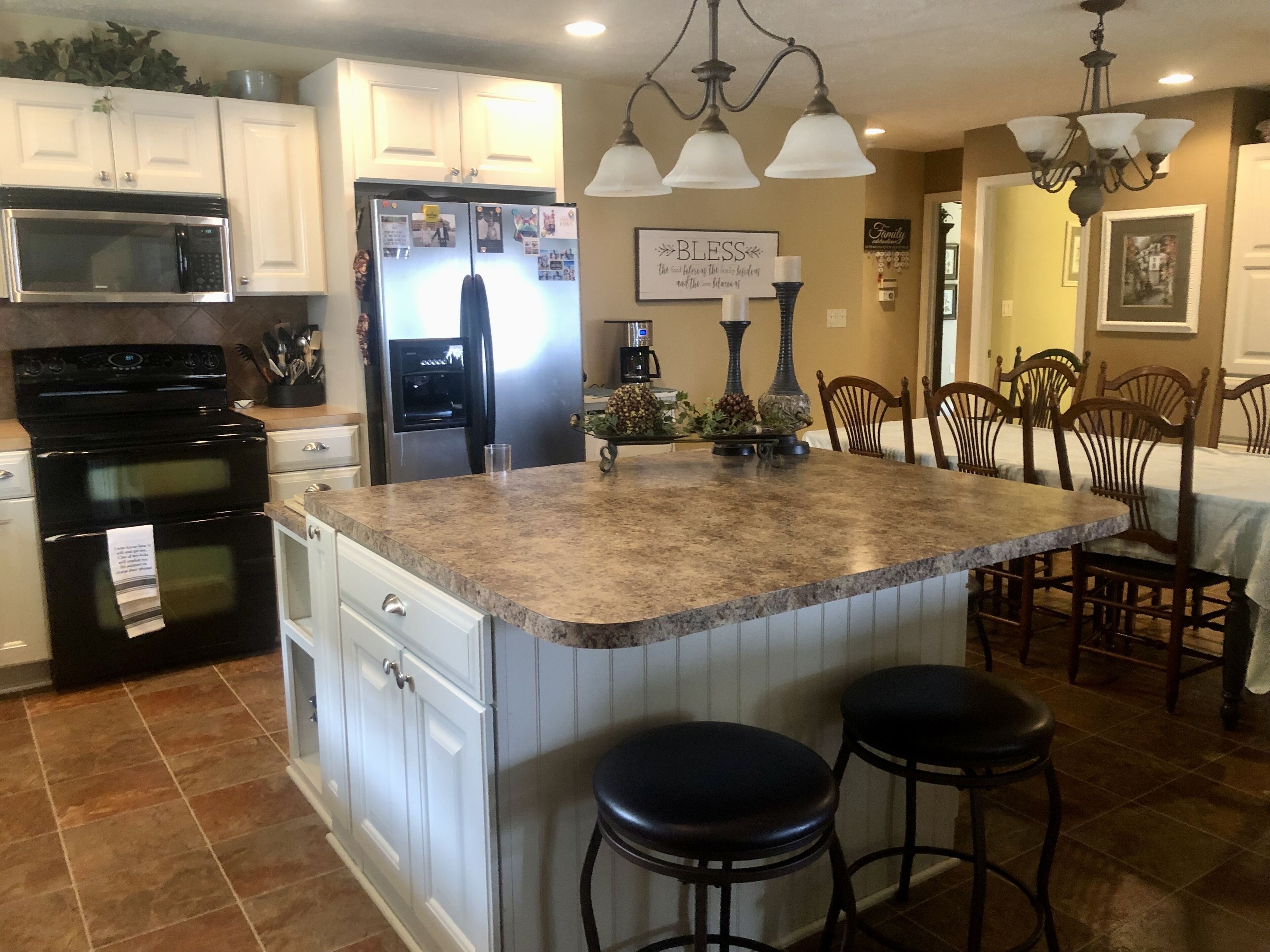 Spacious, Comfy home for Holiday or Vacation getaway—Small town charm!