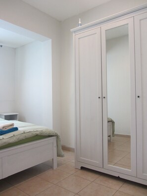 1 bedroom, iron/ironing board, internet, bed sheets