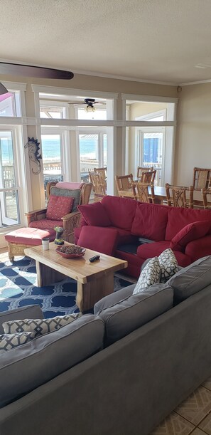 TV connectée, lecteur de DVD, livres, chaîne hi-fi