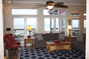 Smart TV, DVD player, books, stereo - Gulf Front Family Friendly Beautiful House only White Sand between you & Gulf (Gulf Shores)