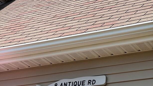Una casa con una targa sopra l'ingresso che riporta la scritta '8 ANTIQUE RD'.