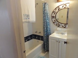 Ensemble baignoire-douche, serviettes fournies, shampooing
