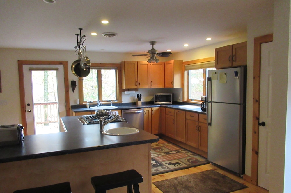 Updated home 3 MIN TO PICO skiing. 15 MIN TO Killington Mtn. LOCATION!!