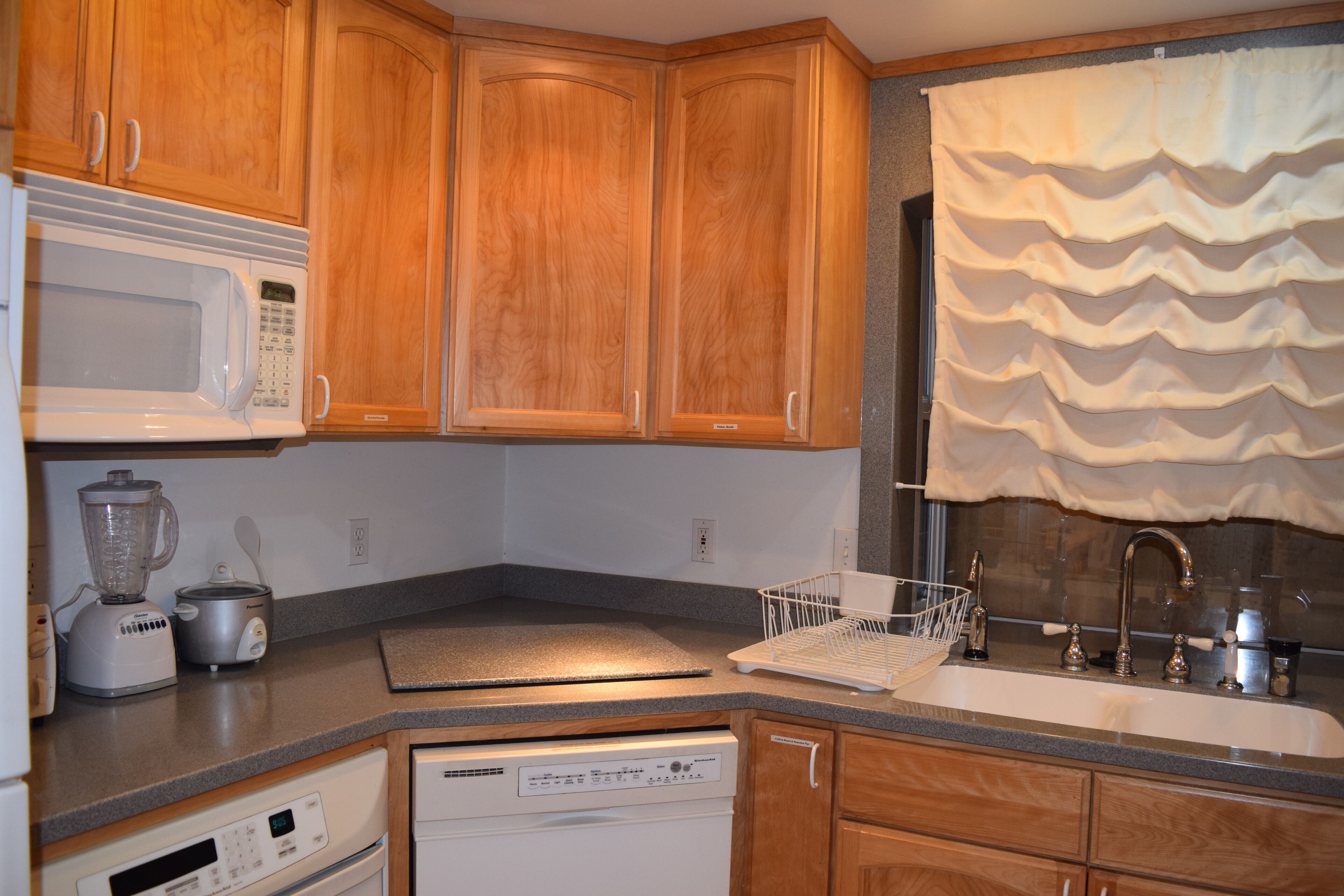 Perfect Location with ROOF DECK HOT TUB with a 5 Minute Walk To Tahoe City!