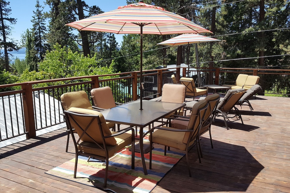 Perfect Location with ROOF DECK HOT TUB with a 5 Minute Walk To Tahoe City!
