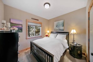 Desk, iron/ironing board, WiFi, bed sheets - Arrowhead Condos Unit 4 (West Yellowstone)