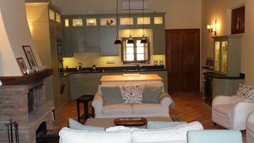 Smart-TV, Kamin, DVD-Player, Bücher