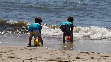 Una spiaggia nelle vicinanze, lettini da mare, teli da spiaggia