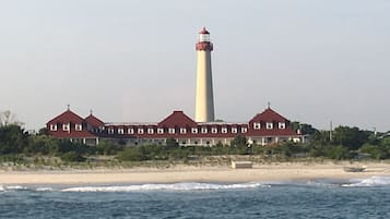 Beach nearby, sun-loungers, beach towels
