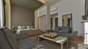 4 makuuhuonetta, tallelokero huoneessa, silitysrauta/-lauta