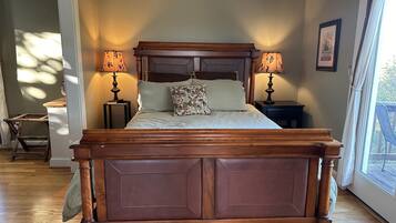 Escriptori, planxa i posts de planxar, wifi i roba de llit