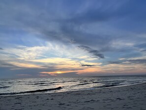 A beach with a sunset and clouds. - Bay La Vie Bungalow: Cozy, Pool, Beach, Sunsets (Villas)
